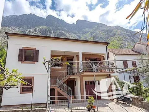 Prodej rodinného domu, Dobrota, Černá Hora, 290 m2