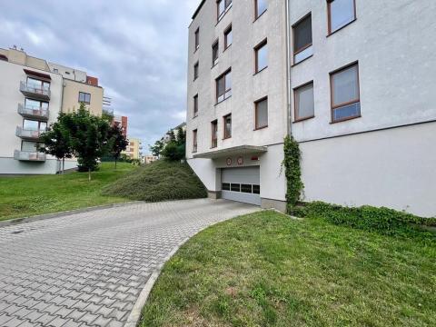 Pronájem garážového stání, Praha - Čakovice, Bermanova, 16 m2