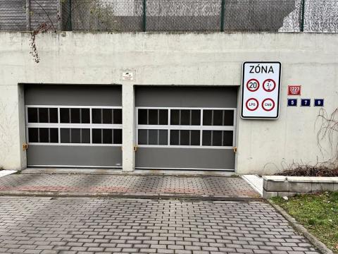 Pronájem garážového stání, Praha - Hlubočepy, Devonská, 21 m2