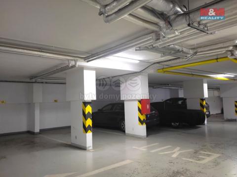 Pronájem garážového stání, Praha, Jeremenkova, 12 m2