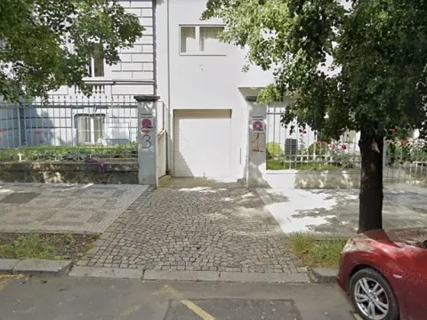 Pronájem garážového stání, Praha - Bubeneč, Ovenecká, 15 m2