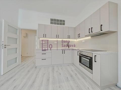 Pronájem bytu 2+1, Jindřichův Hradec, Sládkova, 61 m2