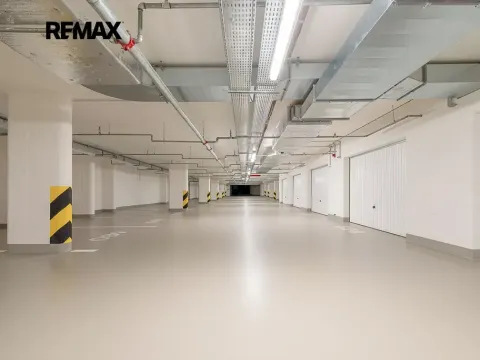 Pronájem garážového stání, Praha - Holešovice, Jankovcova, 18 m2