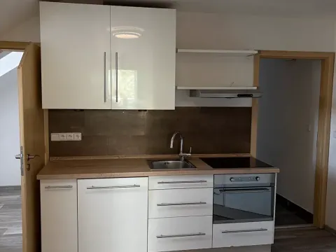 Pronájem bytu 2+1, Karlovy Vary, Moskevská, 60 m2