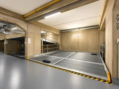 Pronájem garážového stání, Praha - Hrdlořezy, Mezitraťová, 12 m2